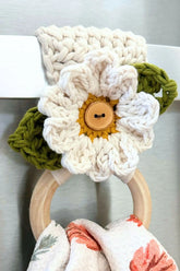 The Crochet Daisy Flower Appliqué (Crochet)